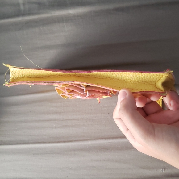 A bag - Picture 3 of 6